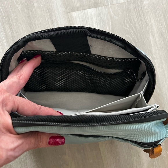 Tripped electronics bag. - Picture 4 of 10